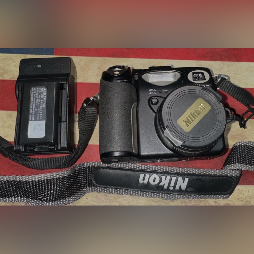 Vintage Nikon Coolpix 5000 Working Condition